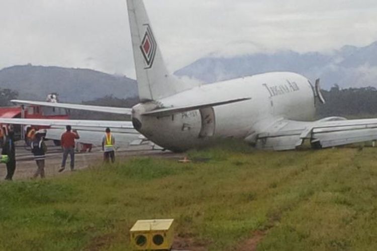 Pesawat kargo milik Trigana Air, tergelincir saat mendarat di bandara Wamena, Selasa (13/9/2016), sekitar pukul 07.30 WIT.