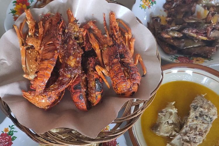 Beragam hidangan di Warung Makan Sari Laut Bu Gandos, Tamperan, Pacitan, Jawa Timur di antaranya lobster, gulai ikan, terong goreng, sate tuna, tahu tuna, hingga nasi tiwul.