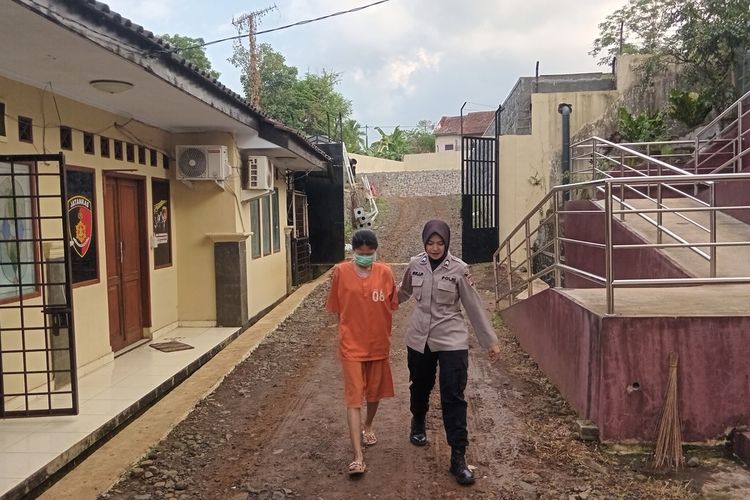 Seorang tersangka perdagangan orang digiring Polwan untuk dimintai keterangan di Mapolres Ciamis, Jawa Barat, Rabu (14/6/2023) sore.