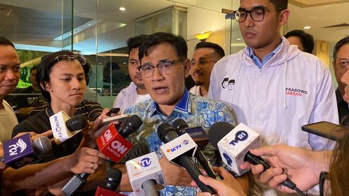 Budiman Sudjatmiko Bandingkan Foto Kepalan Tangannya Saat 1998 dan Acara Debat Capres