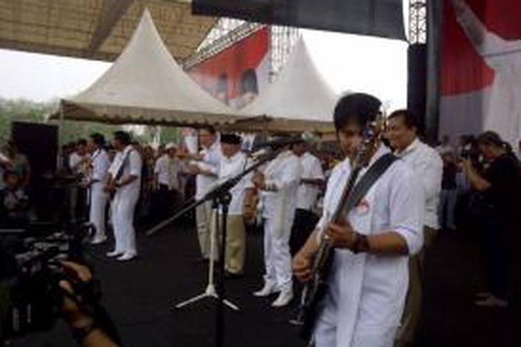 Calon wakil presiden Hatta Rajasa bersama penyanyi dangdut Rhoma Irama menghibur sejumlah pendukung Prabowo Hatta di Stadion Maulana Yusuf, Ciceri, Serang, Banten, Kamis (5/6/2014).