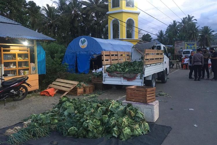 Tumpukan sayur kol dan batang bawang yang menutupi ribuan liter minuman keras captikus dibongkar oleh petugas di Atinggola, perbatasan Gorontalo dan Sulawesi Utara. Penerapan PSBB dan puasa ramadhan tidak menyurutkan oknum masyarakat memasukkan miras ke Gorontalo.