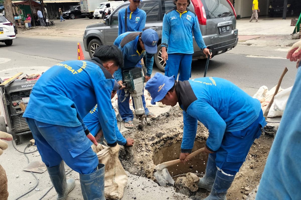 Petugas Sudin SDA tengah melakukan perbaikan sumur resapan di Batu Ceper, Gambir, Jakarta Pusat, Rabu (8/2/2023). (Dokumentasi Pribadi)