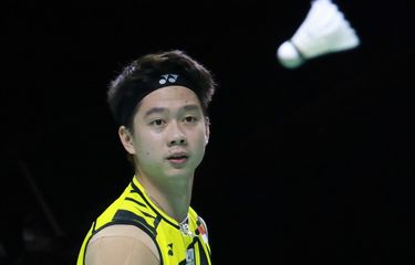 Kevin Sanjaya mengenakan headband saat bertanding bersama Marcus Fernaldi Gideon pada laga pertama BWF World Tour Finals 2021, 1 Desember 2021