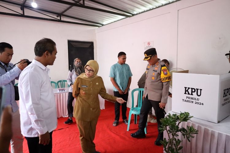 Bupati Blitar Rini Syarifah saat melakukan monitoring persiapan Pemilu 2024. 