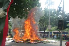 Buruh Bakar Karangan Bunga untuk Ahok-Djarot  