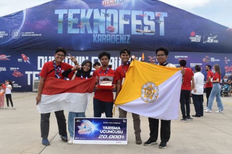 Tim mahasiswa UGM Juara 3 Dunia Kompetisi Model Satelit di Turki Teknofest 2022