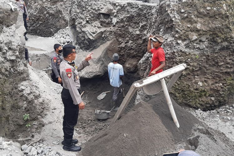 Petugas kepolisian Polres Klaten mengimbau dan mengingatkan para penambang pasir tradisional di Kali Woro untuk waspada mengingat Gunung Merapi berstatus Siaga (level III), Selasa (17/11/2020).