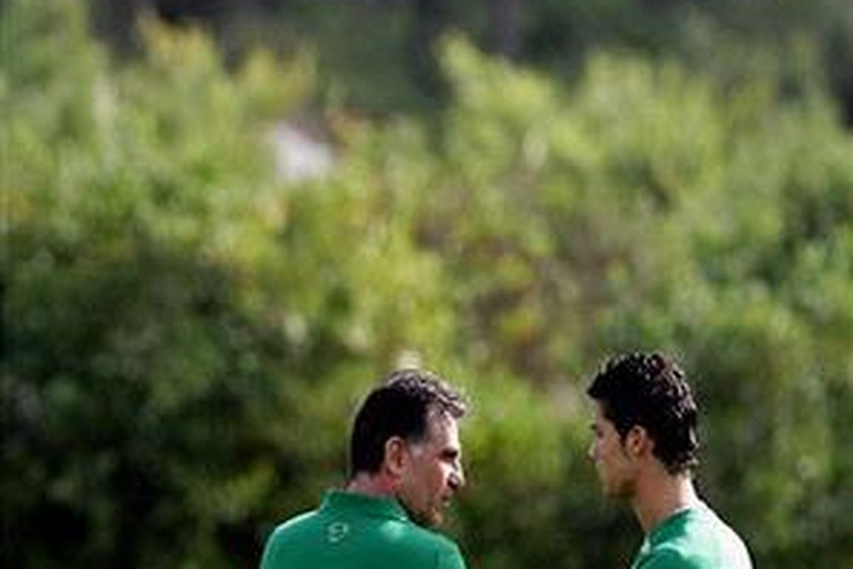 Pelatih Portugal, Carlos Queiroz, berbincang dengan bintangnya, Cristiano Roonaldo.