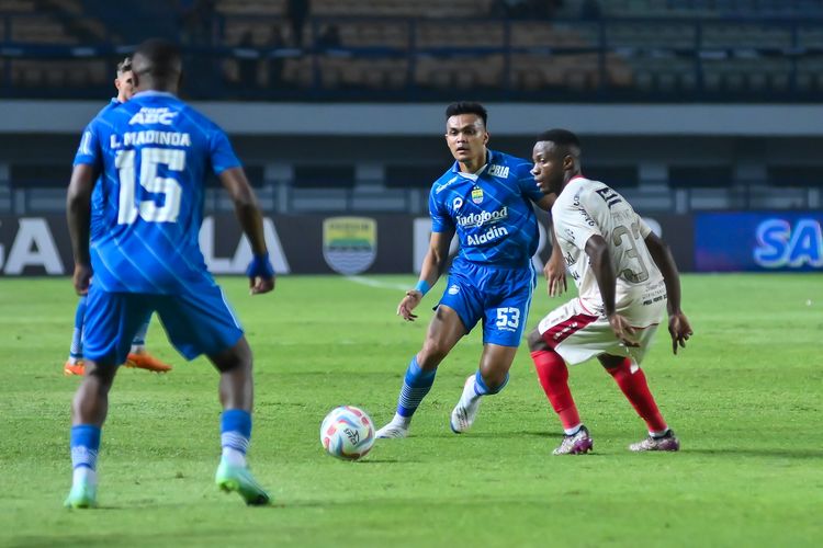 Rachmat Irianto gelandang Persib Bandung memberikan passing kepada rekannya Levy Madinda dalam pertandingan pekan ke-6 Liga 1 2023-2024 antara Persib vs Bali United, Kamis (3/8/2023) di Stadion Gelora Bandung Lautan Api (GBLA).