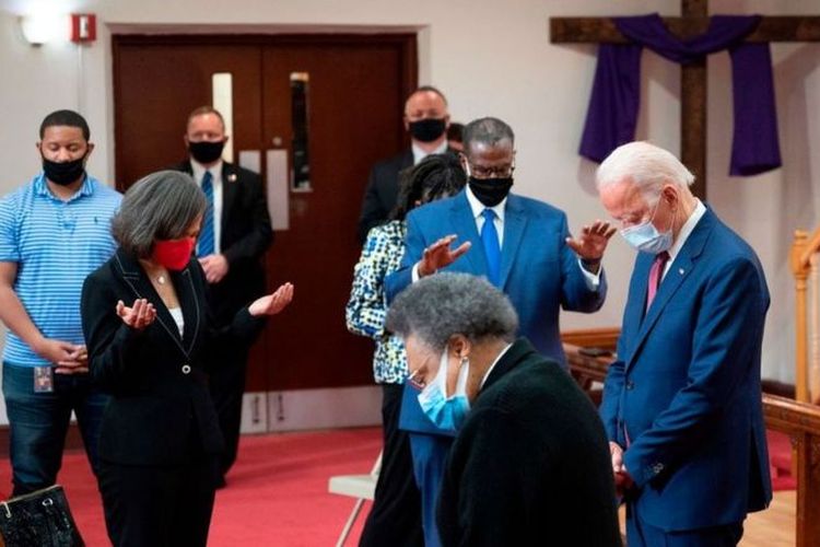 Kandidat presiden dari Partai Demokrat, Joe Biden, ketika didoakan oleh sebuah gereja.