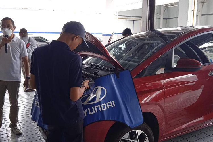 Teknisi Hyundai Lampung memeriksa kapasitas baterai dan mesin di bengkel resmi Hyundai, Selasa (17/1/2023). Hyundai memfokuskan pada layanan after sales tahun 2023 ini.