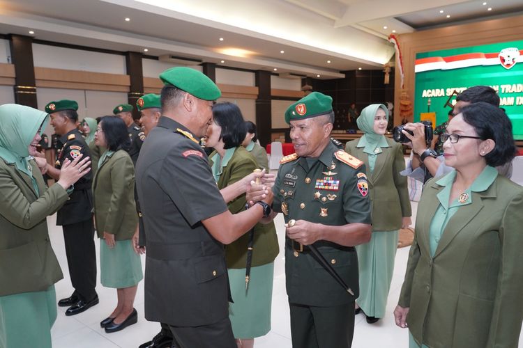 Brigadir Jenderal (Brigjen) TNI Joao Xavier Barreto Nunes, saat berjabat tangan dengan Pangdam IX/Udayana Mayjen TNI Harfendi, Senin (19/2/2024).
