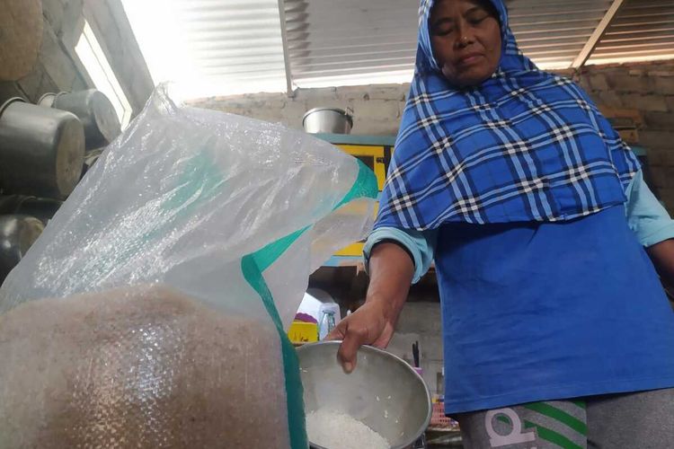 KPM BPNTdi Kabupaten Jombang, Jawa Timur, menerima beras berkualitas buruk. Beras tersebut diterima pada Selasa (23/8/2022).