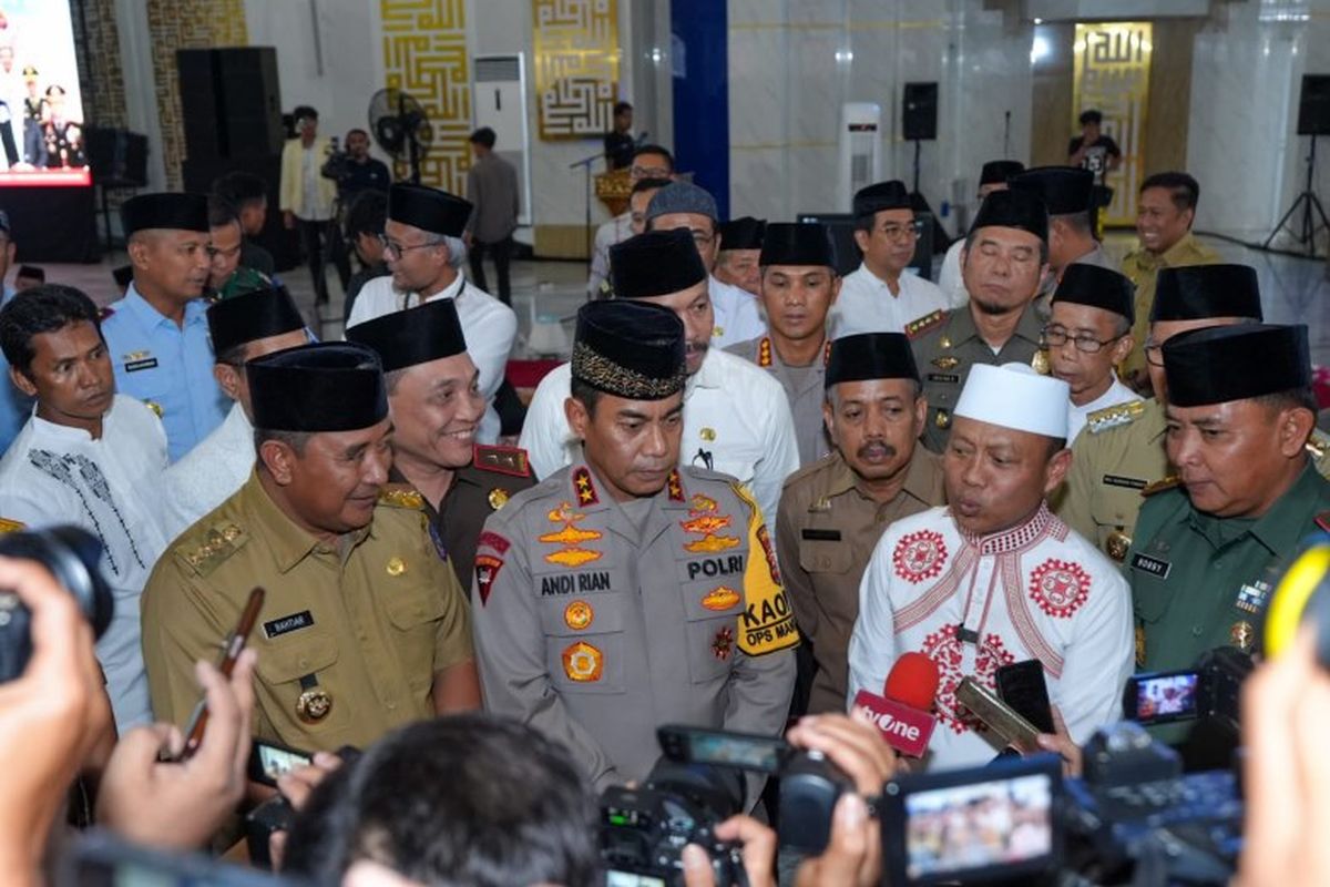 Kapolda Sulsel Irjen Pol Andi Rian Ryacudu Djajadi mengatakan, kegiatan Dzikir dan Doa Kebangsaan merupakan wujud komitmen seluruh Forkopimda Provinsi Sulsel serta masyarakat Sulsel dalam menjaga situasi Pemilu yang aman dan damai.