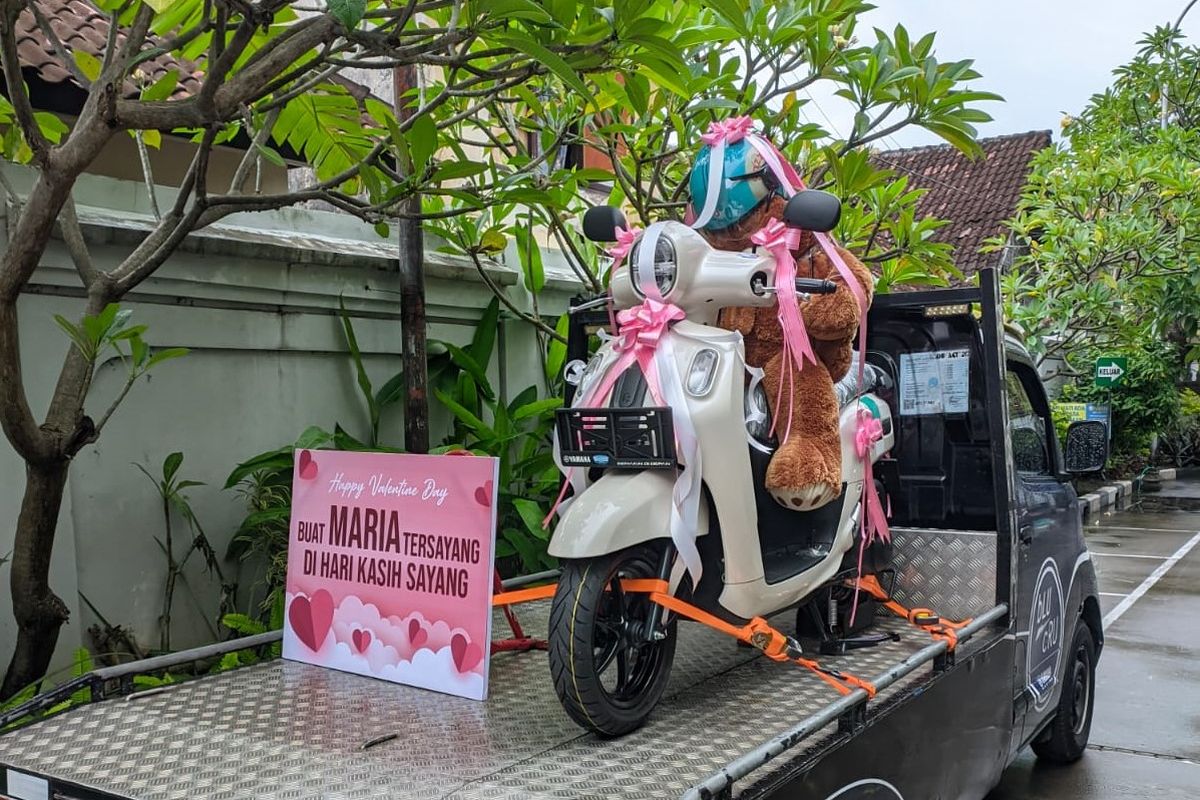 Seorang bapak di Bali merayakan hari Valentine dengan membelikan satu unit Yamaha Fazzio buat sang istri.
