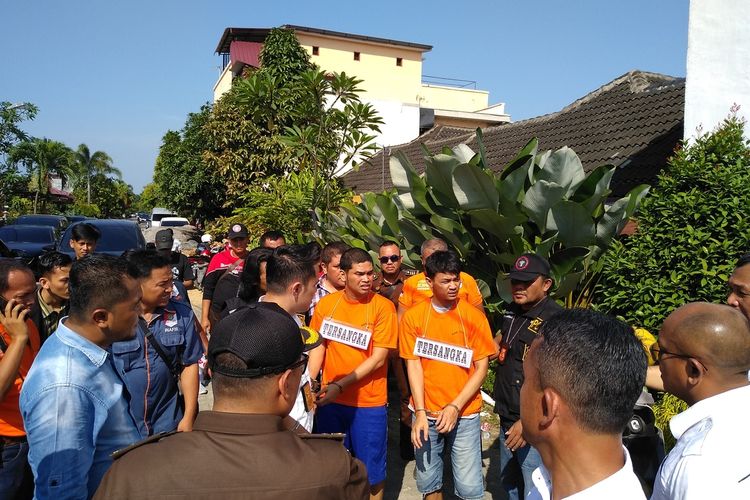 Tersangka JP dan RF saat menunggu ZH menjemputnya dengan mobil Camry di depan rumah di Graha Johor, Medan. Di rumah tersebut, ada lebih dari 20 adegan yang diperagakan.