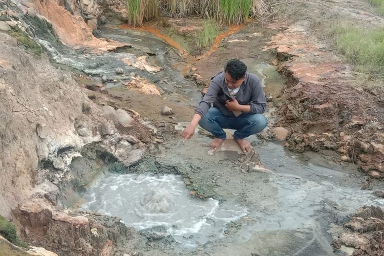 Kondisi semburan lumpur bercampur air dan mengandung bau belerang yang terjadi di Dusun Kramat, Desa Jari, Kecamatan Gondang, Kabupaten Bojonegoro, Jawa Timur, berlokasi di area Petak 172 RPH Sukun, BKPH Gondang.