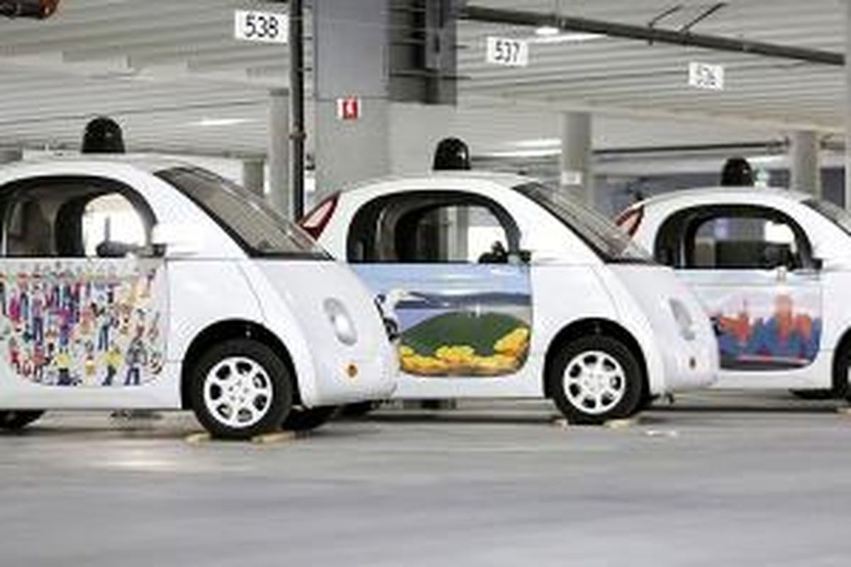 Purwarupa mobil Google hadir dalam balutan cat warna warni.