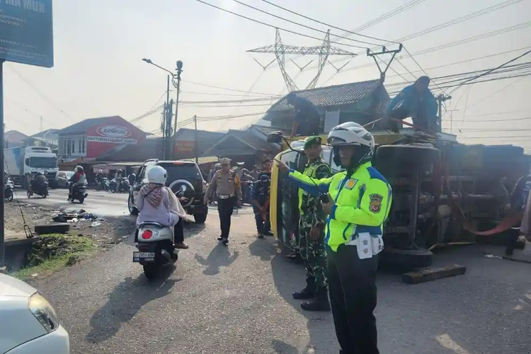 Suami-Istri Tewas Tertimpa Truk Boks Terguling di Sumedang