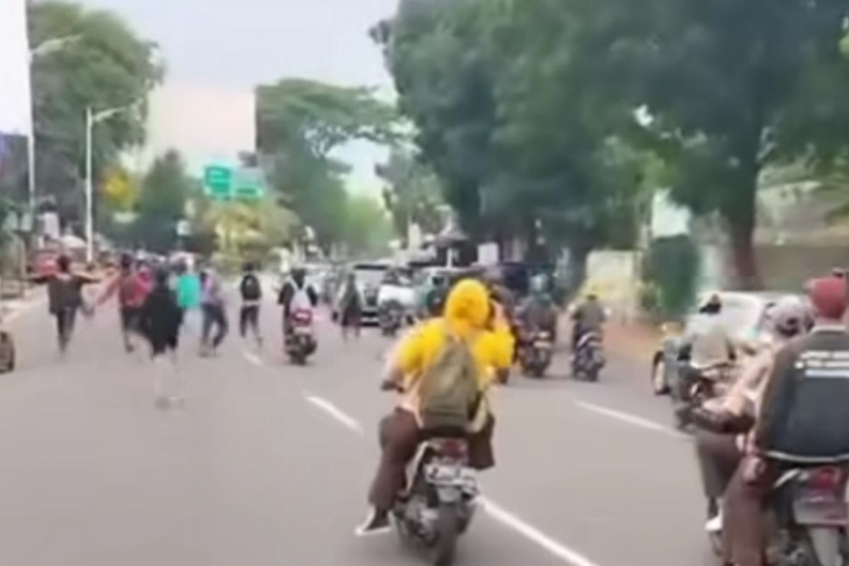 Sejumah pelajar diduga sedang tawuran di kawasan Lenteng Agung, Jagakarsa, Jakarta Selatan. 