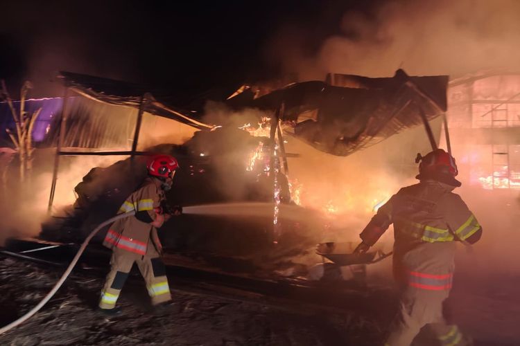 Petugas pemadam kebakaran dan penyelamatan Kabupaten Bojonegoro, melakukan pemadaman api yang membakar kandang ayam dan 17 ribu ayam pedaging milik Ahmad Sodri (37), warga Desa Mojorejo, Kecamatam Ngraho, Kabupaten Bojonegoro, Jawa Timur, Jumat (15/8/2025)