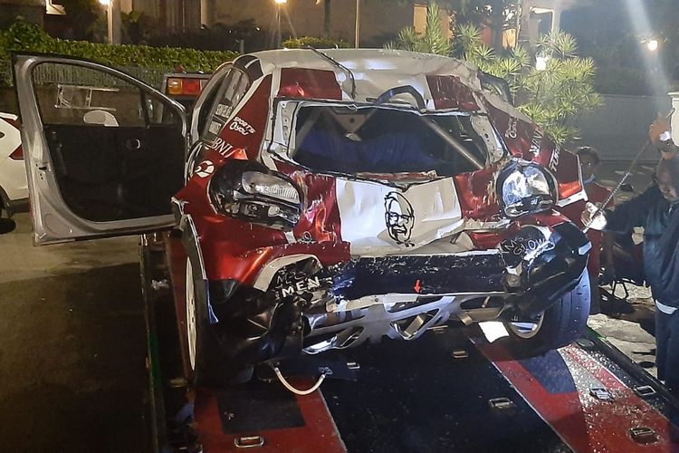Mobil Citroen yang dikemudikan Sean Gelael bersama Bambang Soesatyo alias Bamsoet di Kejurnas Sprint Rally di Meikarta, Cikarang, Sabtu (27/11/2021), mengalami kerusakan parah pada bagian depan.