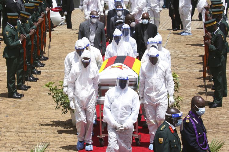 Pengusung jenazah membawa peti mati Menteri negara untuk Provinsi Manicaland Dr Ellen Gwaradzimba yang meninggal karena Covid-19, di Harare, Kamis, 21 Januari 2021.