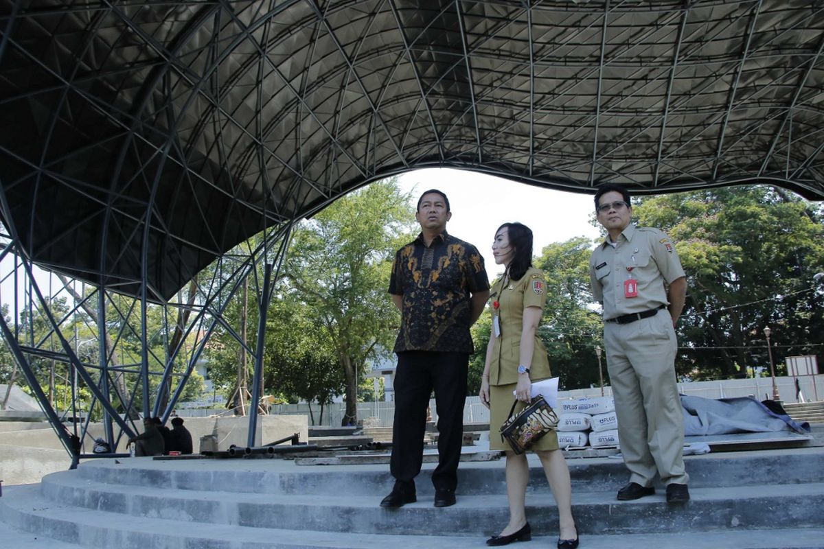 Pemerintah Kota Semarang berencana membangun bridge fountain atau jembatan air mancur di kawasan Banjir Kanal Barat. Pembangunan proyek yang menelan dana Rp 17 miliar itu ditargetkan rampung pada November 2018.