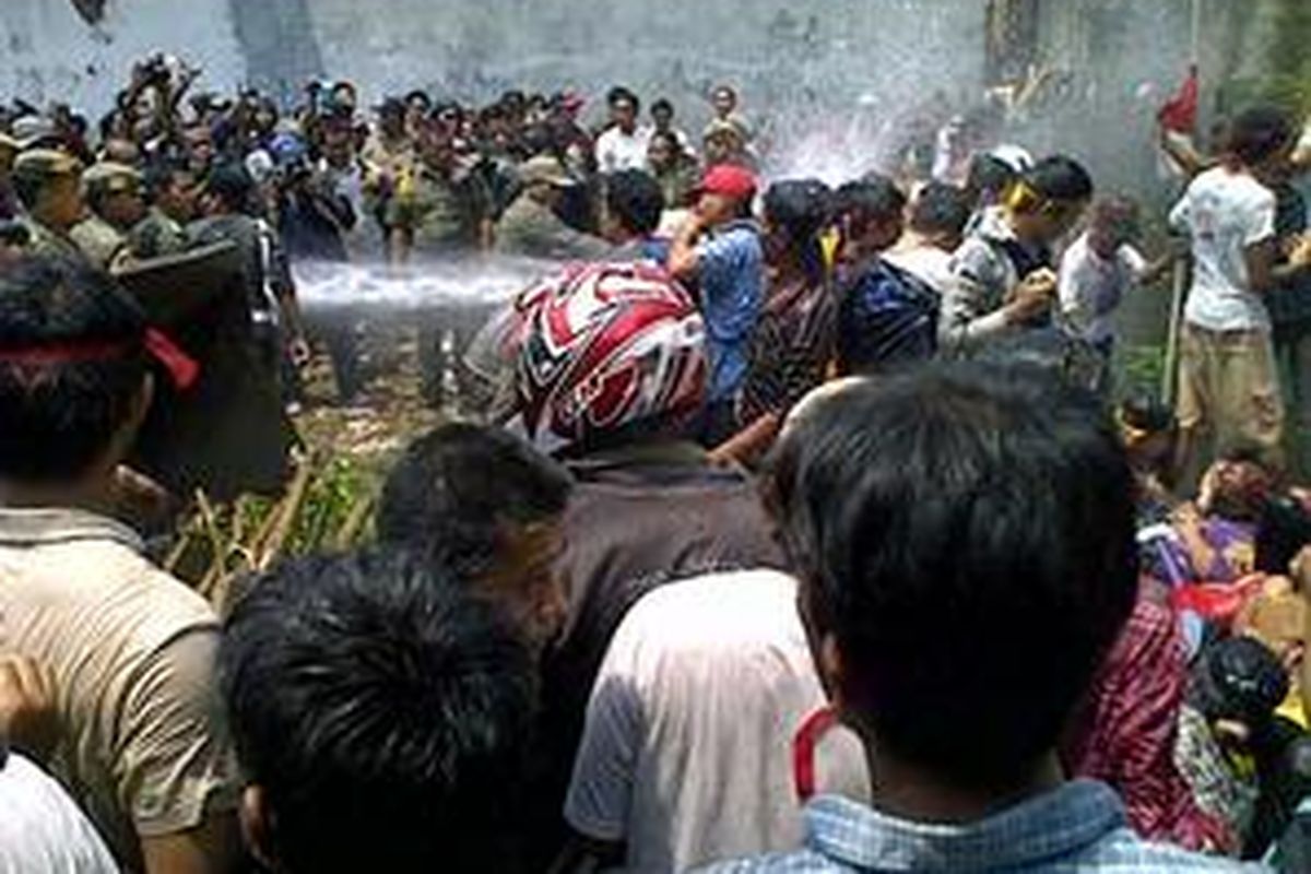 Warga China Benteng bentrok dengan Satpol PP saat berunjuk rasa menentang penggusuran rumah mereka, Selasa (13/4/2010).