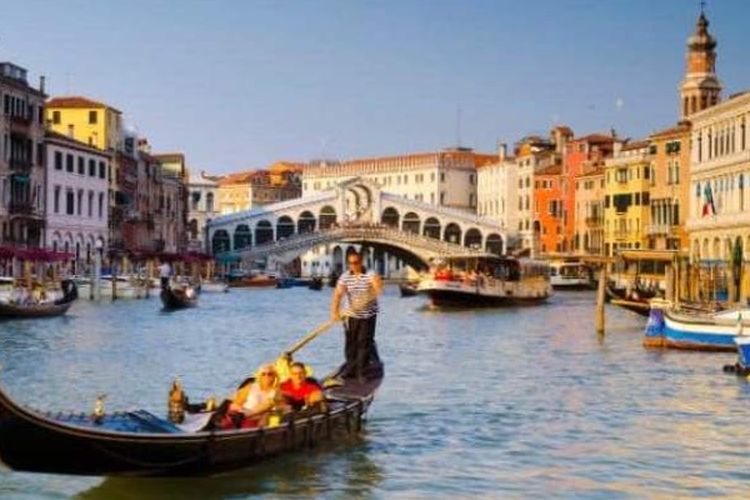 Jembatan Rialto di Venesia merupakan salah satu tujuan wisata populer di kota itu.