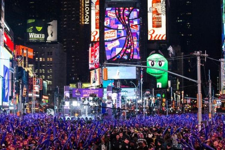 Hampir 1 juta orang berkumpul di Times Square, Manhattan, New York untuk merayakan tahun baru 2016.