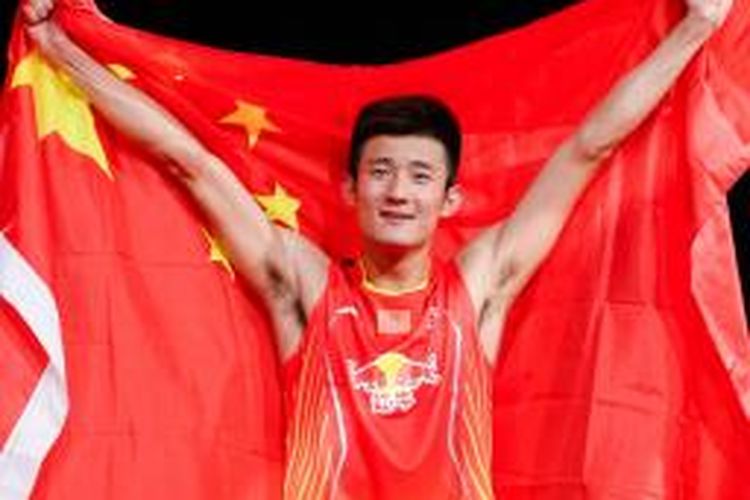 Pemain tunggal putra Tiongkok, Chen Long, berpose dengan membawa bendera negara setelah menerima medali emas berkat kemenangan atas tunggal Malaysia, Lee Chong Wei pada final Kejuaraan Dunia 2014 di Ballerup Super Arena, Kopenhagen, Denmark, Minggu (31/8/2014). 