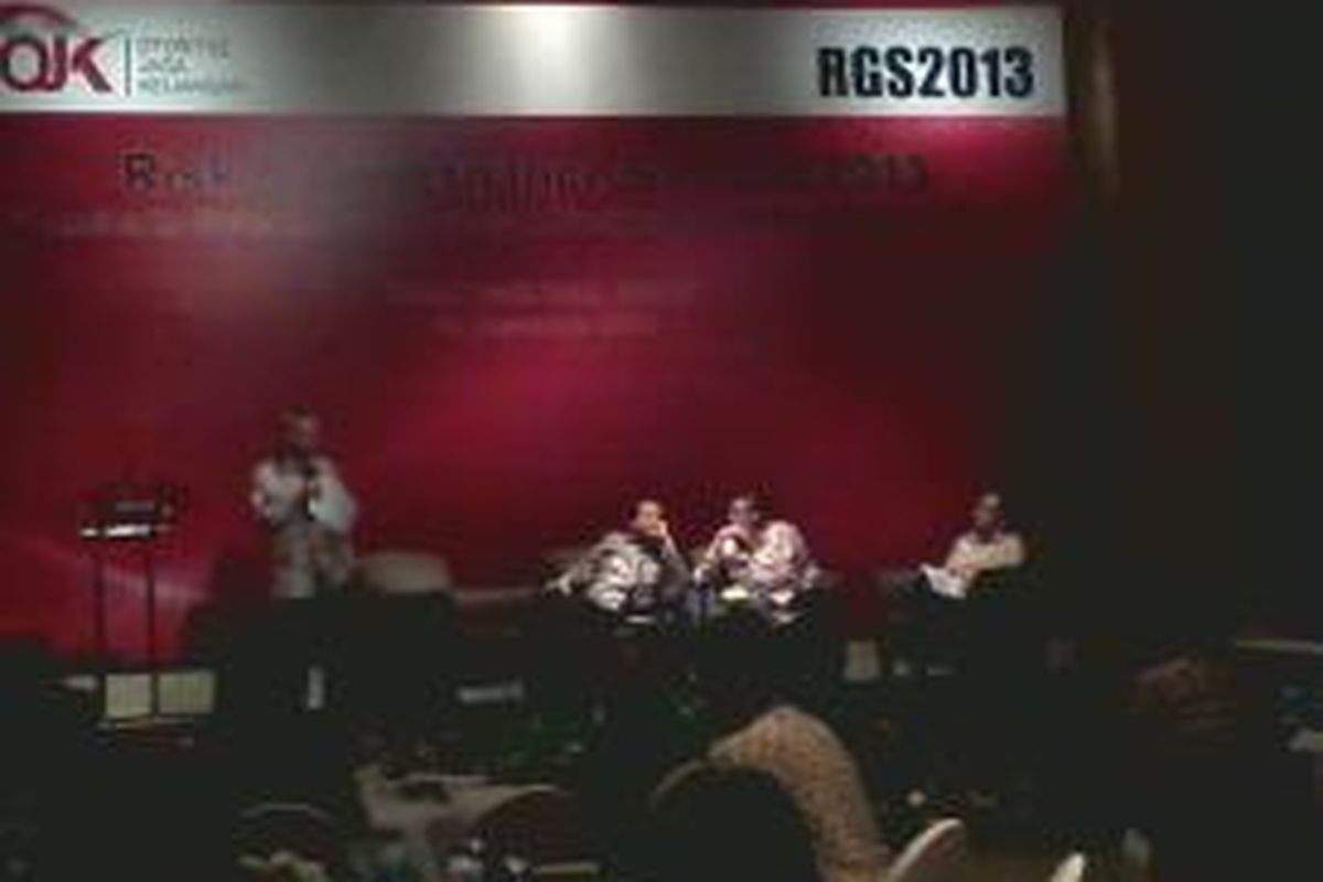 Tiga panelis dalam Risk and Governance Summit 2013 yang digelar OJK, di Jakarta, Rabu (4/12/2013). (Kanan-kiri): Wakil Ketua KPK Adnan Pandupraja, Kepala BPKP Mardiasmo, serta Ketua KEN Chairul Tanjung.