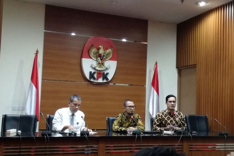 Deputi Bidang Pencegahan KPK Pahala Nainggolan (paling kiri), Plt Direktur LHKPN KPK Kunto Ariyawan (tengah) dan Juru Bicara KPK Febri Diansyah dalam konferensi pers di Gedung Merah Putih KPK, Jakarta, Senin (14/1/2019). 