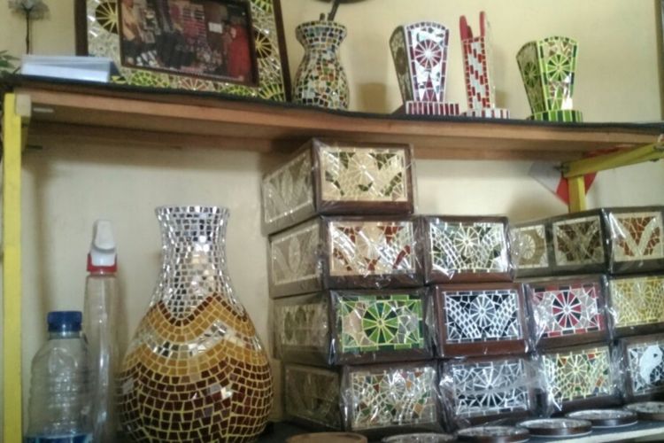 Hasil Karya Suyanto (54), warga Dusun Semoyan, RT 02, Desa Singosaren, Kecamatan Banguntapan, Bantul, potongan limbah kaca dirubah menjadi berbagai benda 