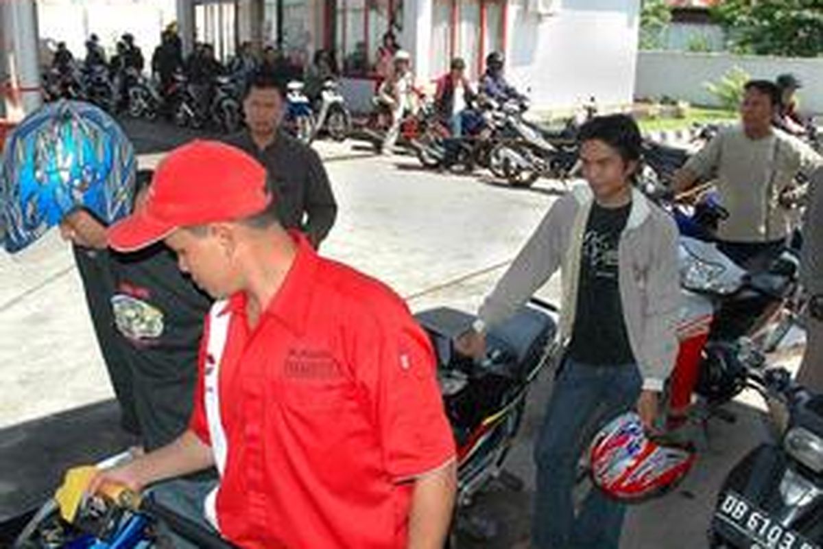 Antrean pembeli BBM di SPBU Manado