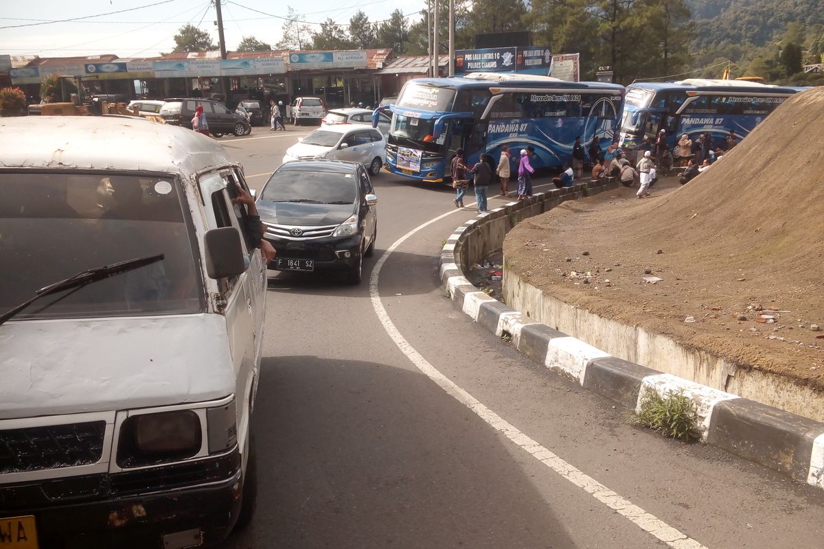 Sejumlah kendaraan tertahan di jalur Puncak Cianjur Jawa Barat imbas dari pemberlakukan satu arah pada libur panjang akhir pekan ini, Sabtu (31/10/2020).