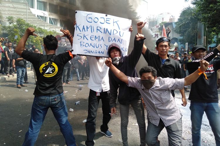 Aksi massa di depan kantor Gojek, Blok M, Jakarta Selatan, Senin (5/8/2109)