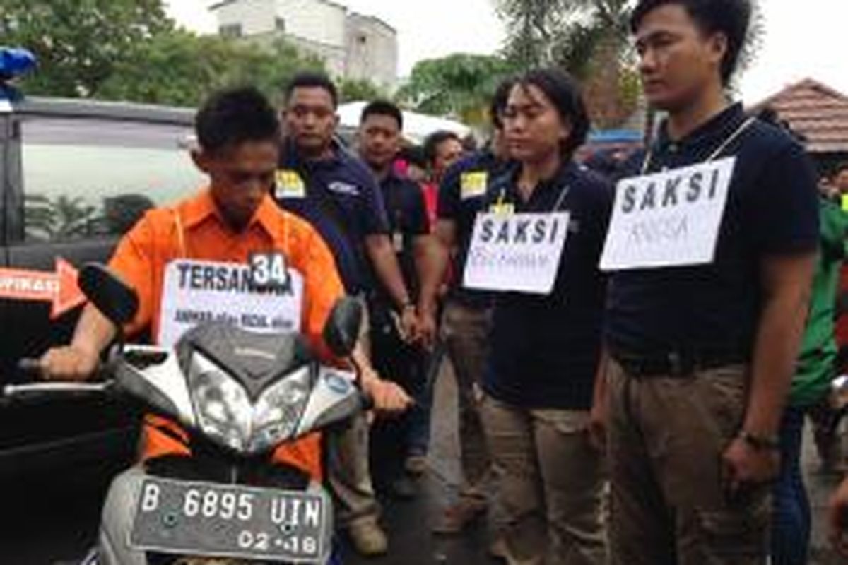 Tersangka RA (berkemeja oranye) menjalani rekonstruksi kasus pembunuhan siswi SMP berinisial AAP (12). Rekonstruksi dilakukan di Rusun Karet Tengsin, Kelurahan Karet Tengsin, Kecamatan Tanah Abang, Jakarta Pusat, Minggu (29/11/2015) siang. 








