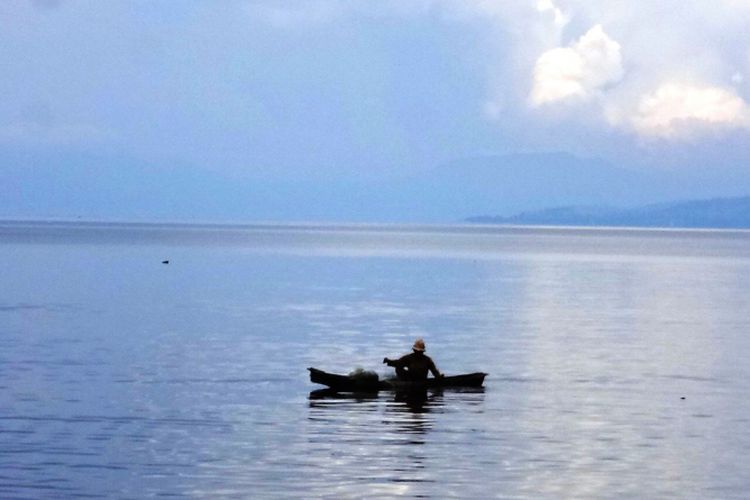 Nelayan tradisional di Danau Toba yang terus mengeluh hasil tangkapannya terus menurun, Senin (3/4/2017)