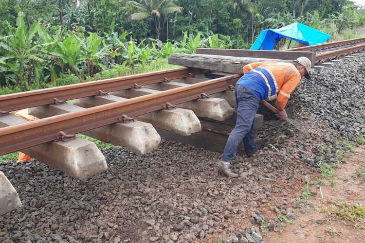 Seorang petugas tengah memperbaiki gogosan rel kereta api yang terjadi di tiga titik petak jalan Sikampuh-Maos.