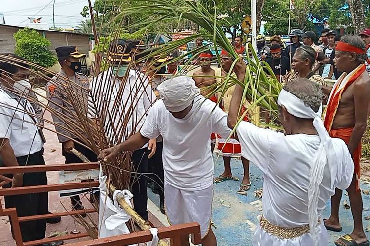 Setelah lima hari disegel secara adat, kantor bupati Kepulauan Aru dan Kantor Pengadilan Negeri Dobo akhirnya dibuka para tokoh adat, Senin (22/11/2021)