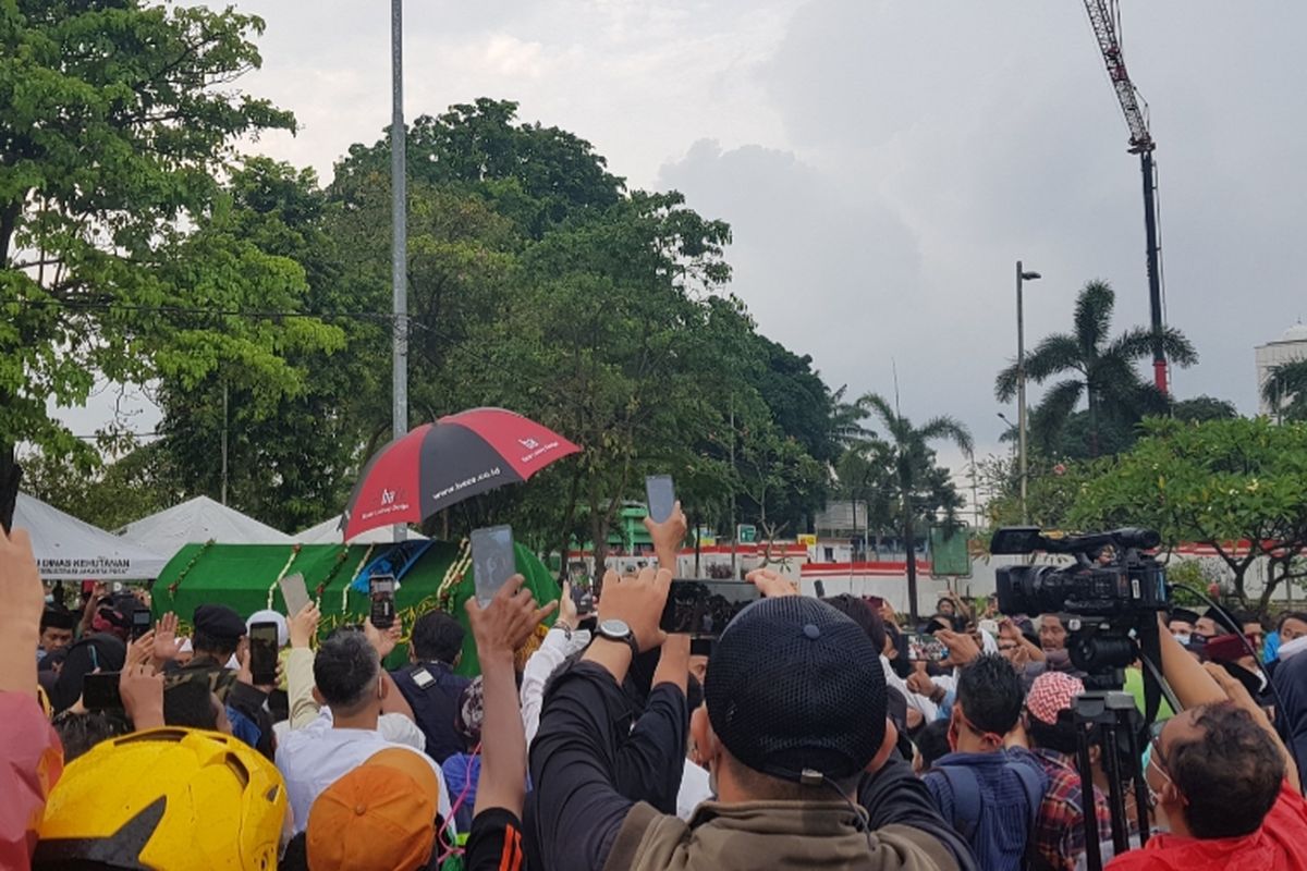 Jenazah Haji Lulung saat tiba di TPU Karet Bivak, Jakarta Pusat, Selasa (14/12/2021) untuk dimakamkan.