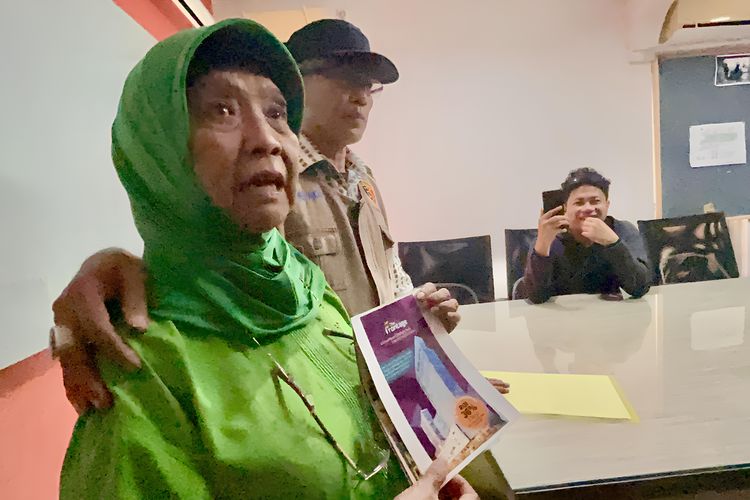 Hartinah (83), salah satu korban dugaan penipuan Apartemen The Frontage, Surabaya dalam mediasi yang digelar Wakil Walikota Surabaya Armuji dengan PT Tri Karya Graha Utama, Rabu (9/7/2025).