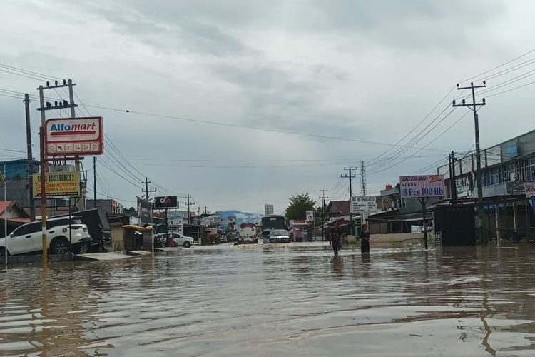 Kepolisian Resor Bengkulu menutup sementara bagian jalan lintas Bengkulu-Sumatera Barat yang tergenang akibat banjir. 