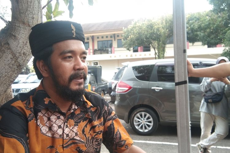 Budi Setiawan (37), seorang pekerja seni di Karawang.