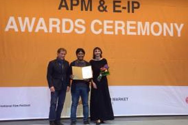 Ifa Isfansyah menerima sertifikan penghargaan ARTE International Prize pada Asian Market Project , Busan International Film Festival, di Korea Selatan, Selasa (6/10/2015).