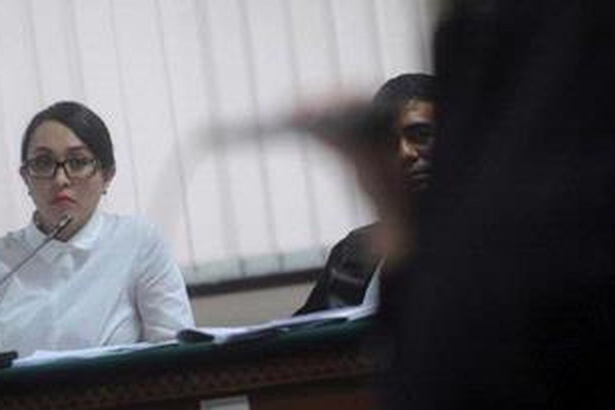 Mantan anggota Komisi X DPR, Angleina Sondakh mendengarkan keterangan saksi Oktarina dalam persidangan di Pengadilan Tindak Oidan Korupsi, Jakarta, Kamis (4/10/2012). Angie menjadi terdakwa kasus dugaan suap terkait proyek di Kementerian Pemuda dan Olahraga dan di Kementerian Pendidikan dan Kebudayaan.  