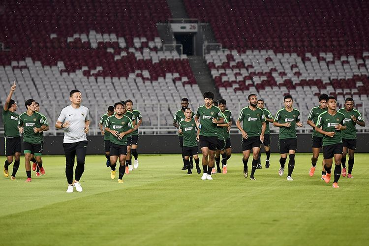 Pemain sepakbola timnas Indonesia mengikuti sesi latihan di Stadion Gelora Bung Karno, Senayan, Jakarta, Jumat (14/6/2019). Latihan tersebut merupakan persiapan timnas Indonesia untuk menghadapi pertandingan uji coba internasional melawan Timnas Vanuatu pada 15 Juni 2019.